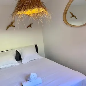 https://la-marina-tropezienne-plage-2km-saint-tropez.fr-provencehotel.com